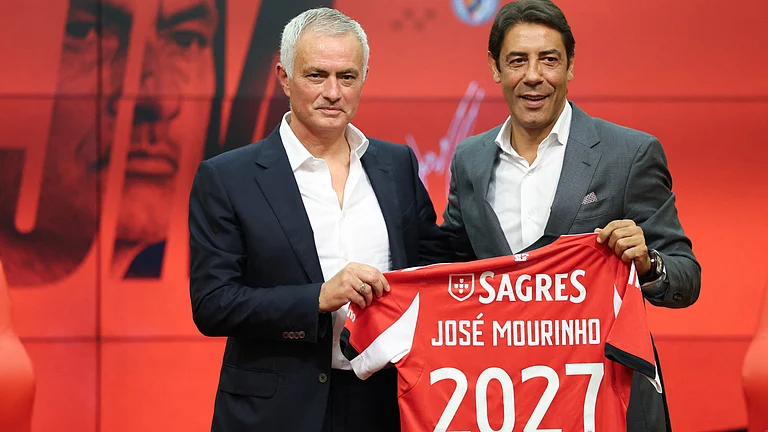 Benfica president Rui Costa welcomes Jose Mourinho back to the club - null