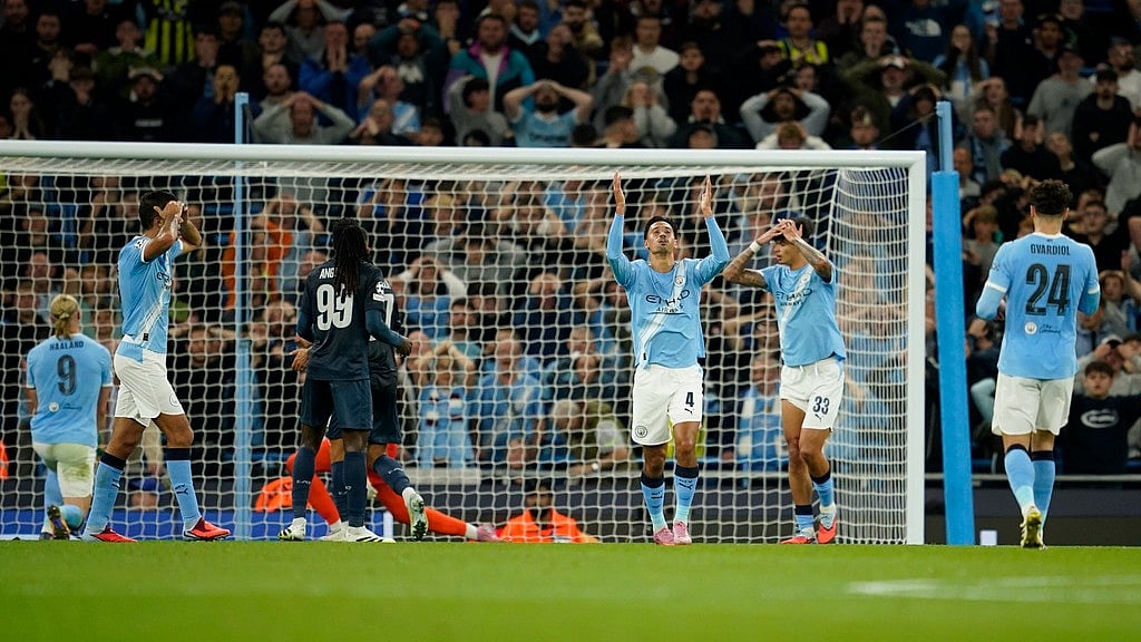 AP/Dave Thompson : Manchester City's Tijjani Reijnders, centre, and Nico O'Reilly, centre right, react during the Champions League opening phase soccer match between Manchester City and Napoli at the Etihad Stadium