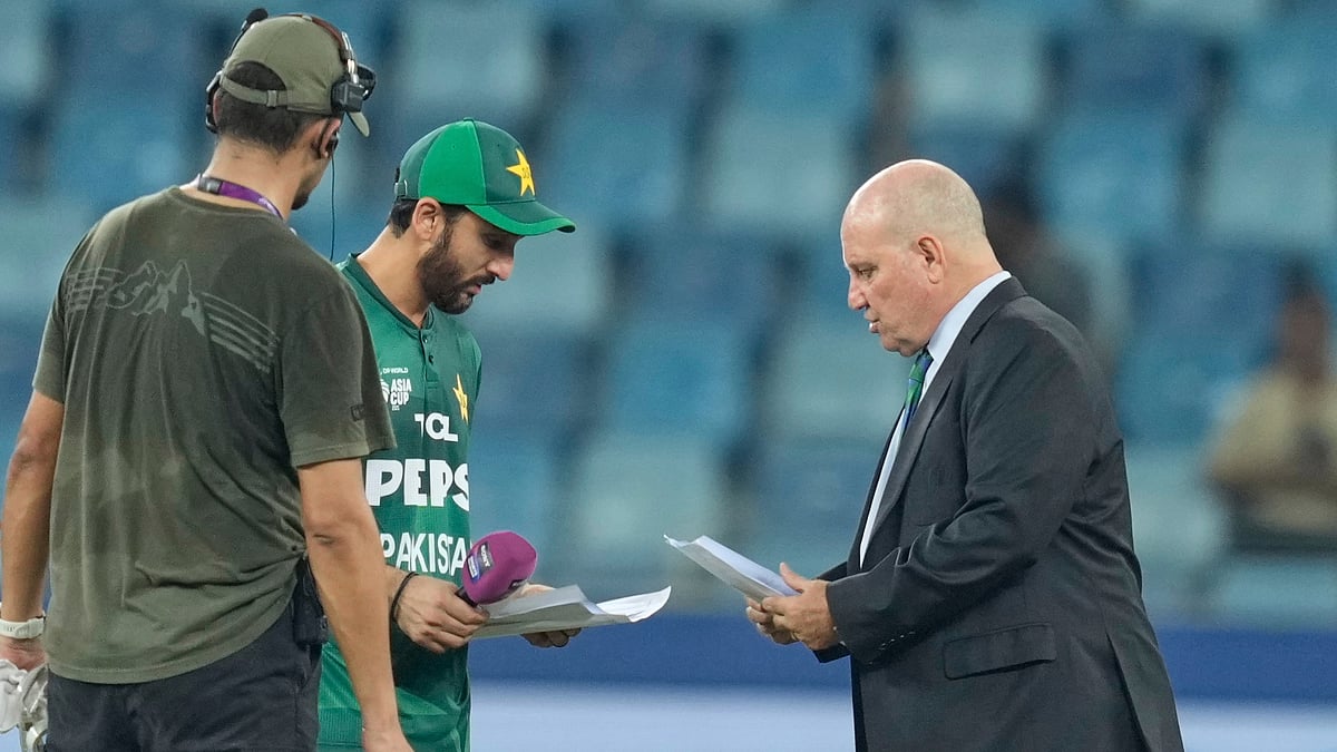 (AP Photo/Altaf Qadri) : Pakistan's captain Salman Agha shares team list with match referee Andy Pycroft at the toss during the Asia Cup cricket match between Pakistan and United Arab Emirates at Dubai International Cricket Stadium, United Arab Emirates, Wednesday, Sept. 17, 2025.