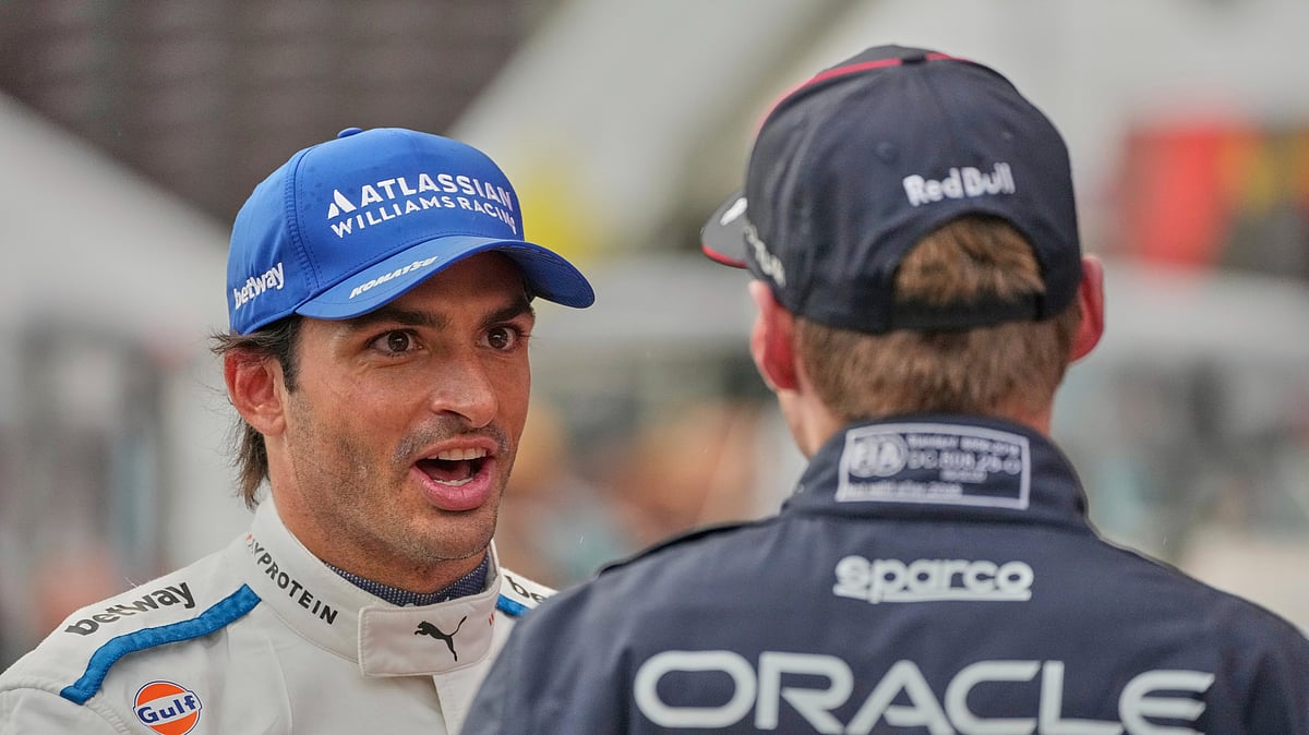 (AP Photo/Darko Bandic) : Williams driver Carlos Sainz of Spain, left, talks to Red Bull driver Max Verstappen of the Netherlands after the qualifying for the Azerbaijan Formula One Grand Prix in Baku, Azerbaijan, Saturday, Sept. 20, 2025. 