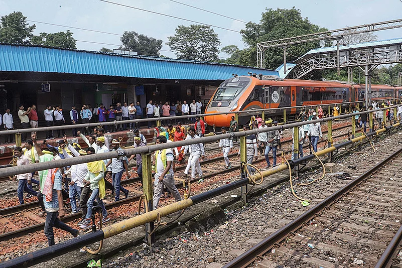 Rail blockade by Kurmis underway in Jharkhand