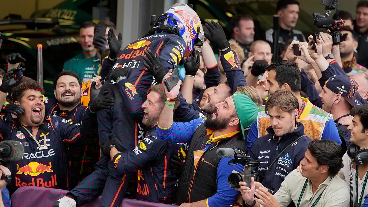 (AP Photo/Darko Bandic) : Red Bull driver Max Verstappen of the Netherlands celebrtaes with his team after winning the Azerbaijan Formula One Grand Prix in Baku, Azerbaijan, Sunday, Sept. 21, 2025. 