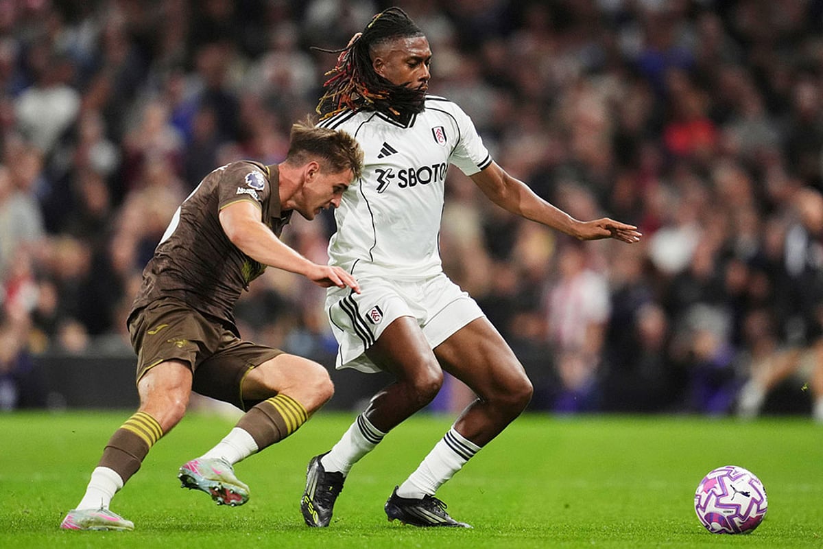 English Premier League 2025-26 Fulham FC vs Brentford FC EPL Soccer photos: Alex Iwobi