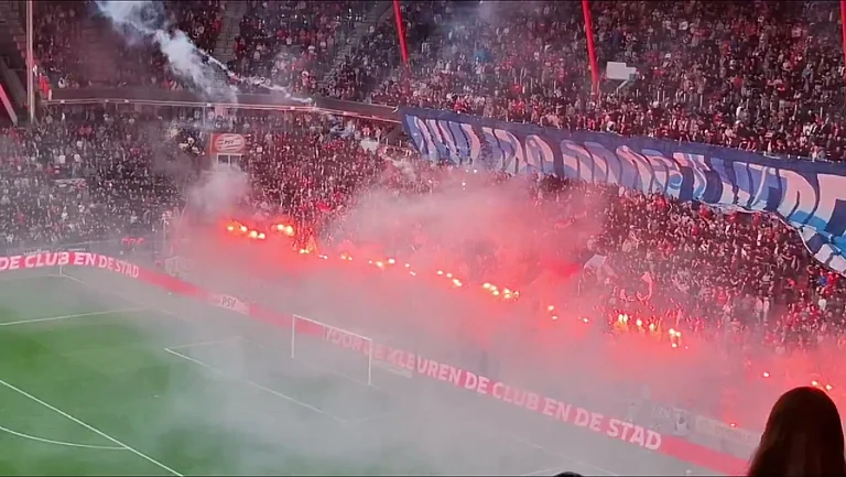 Flares were set off in the Philips Stadion ahead of the De Topper derby between PSV Eindhoven and Ajax. - | Photo: X/RikElfrink