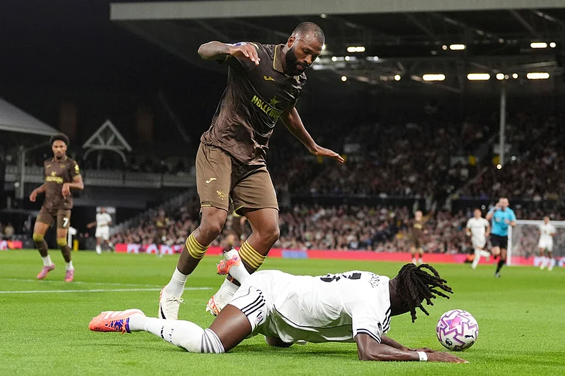 English Premier League 2025-26 Fulham FC vs Brentford FC EPL Soccer photos: Calvin Bassey