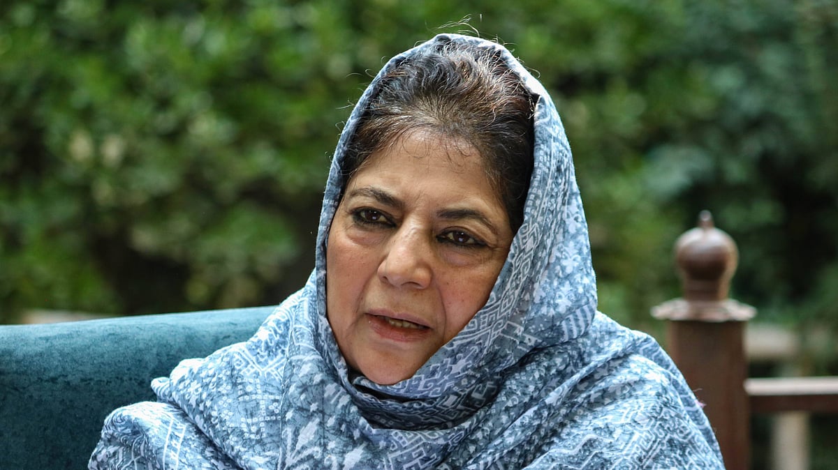 | IMAGO / NurPhoto : Mehbooba compared her detention to the previous public anger after the installation of the Ashoka emblem at Hazratbal mosque. 