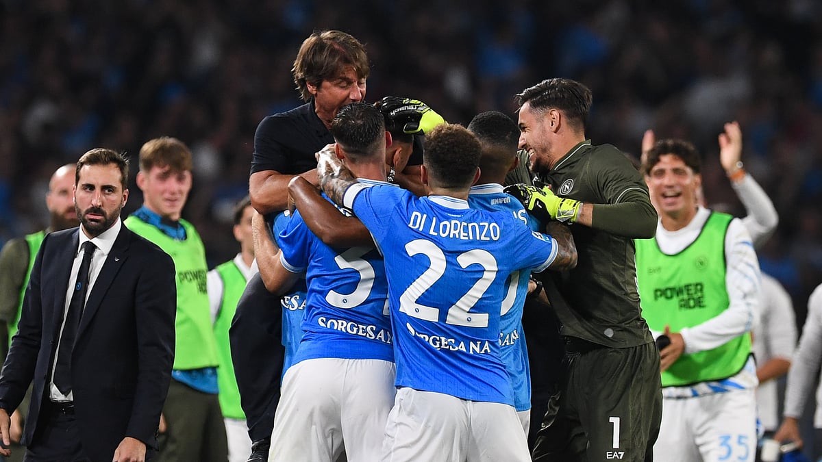 Napoli celebrate their win over Pisa