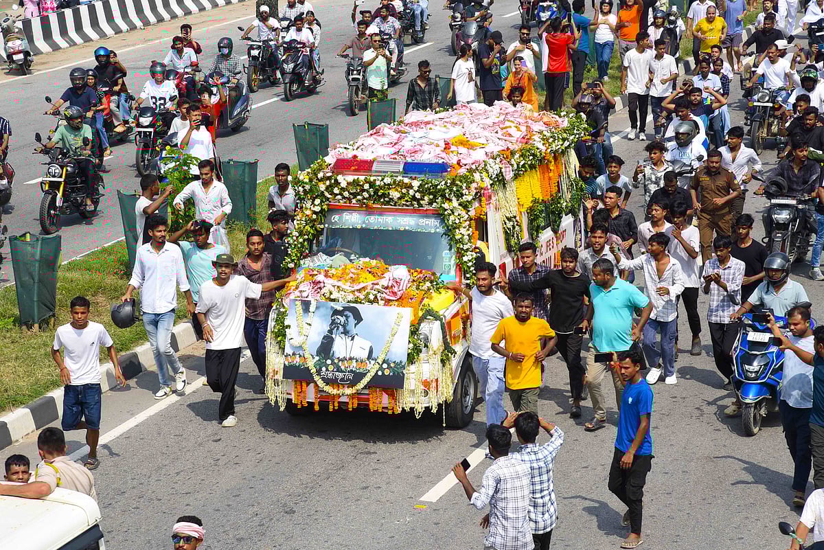 X.com/All India Radio News : At the crematorium, Garg’s song Mayabini played in the background, with emotional fans singing along. 