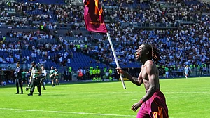 | Photo: AP/Alessandra Tarantino : Roma's Manu Kone celebrates their victory at the Italian Serie A soccer match between Lazio and Roma, at the Olimpic Stadium, in Rome, Italy, Sunday, Sept. 21, 2025.
