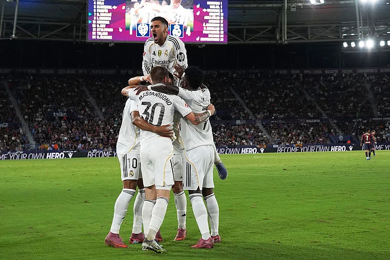 Spain soccer La Liga 2025-26 Levante UD Vs Real Madrid match pics_1