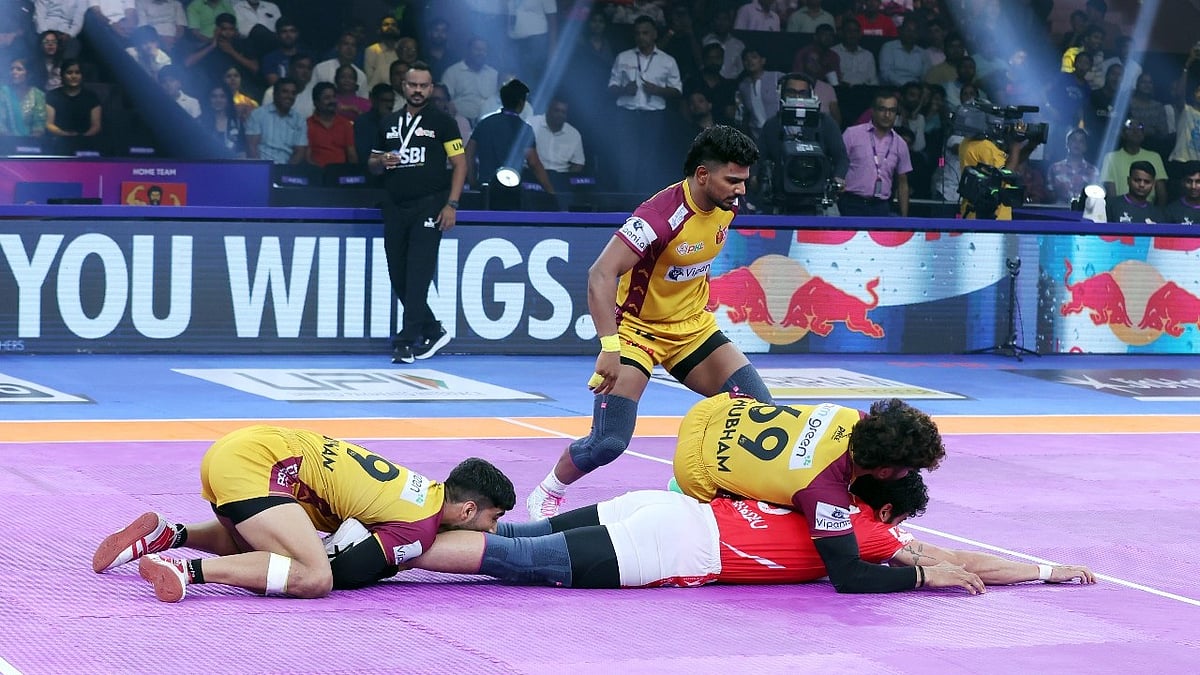 PKL : Gujarat Giants Vs Telugu Titans, PKL 2025: Players in action during a raid.