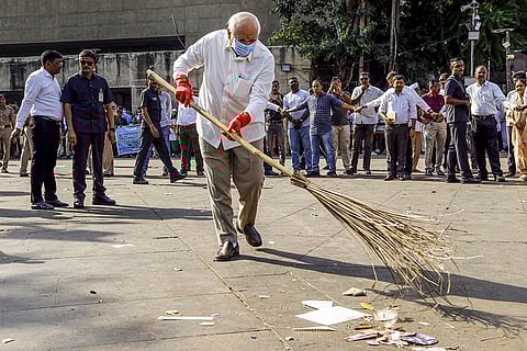 Gujarat CM takes part in cleanliness drive