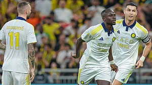 | Photo: Instagram/spl_en : Al-Nassr's Sadio Mane celebrates with teammates after scoring against Al-Ittihad in the Saudi Pro League 2025-26 match.