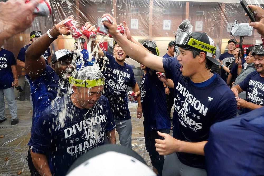 | Photo: AP/Darryl Webb : MLB: Los Angeles Dodgers vs Arizona Diamondbacks