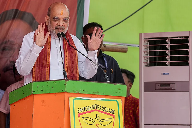 Amit Shah inaugurates a Durga Puja pandal in Kolkata