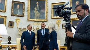 | Alex Brandon/AP : Pakistan Prime Minister Muhammad Shehbaz Sharif, left, and Gen. Syed Asim Munir wait for their meeting with President Donald Trump, in the Oval Office at the White House, Thursday, Sept. 25, 2025, in Washington.