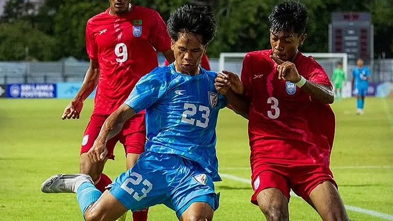 India vs Bangladesh, SAFF U17 Championship 2025 Final: Denny Singh Wangkhem competes for the ball against Ihsan Habib Riduan at the Racecourse International Stadium in Colombo on September 27, 2025. - | Photo: Instagram/indianfootball