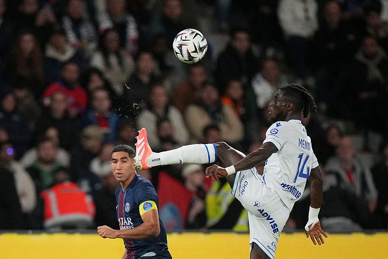 France Ligue 1 Soccer 2025-26 Paris Saint-Germain vs Auxerre: Achraf Hakimi, Gideon Mensah