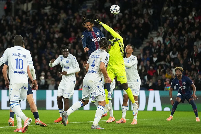 France Ligue 1 Soccer 2025-26 Paris Saint-Germain vs Auxerre: Donovan Leon