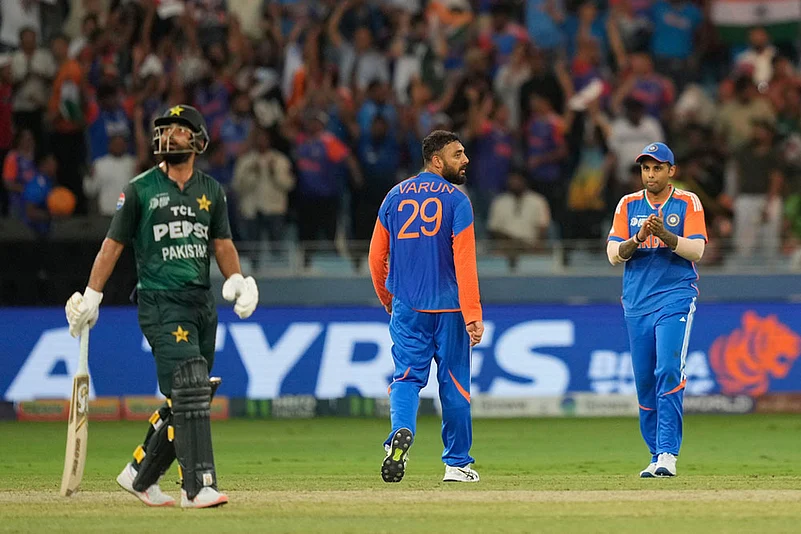 Asia cup Cricket final 2025 India vs Pakistan match photos_Varun Chakaravarthy