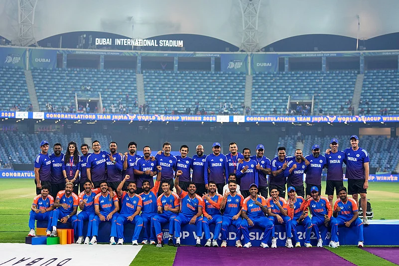 Asia Cup 2025 final India vs Pakistan match celebration_Team India poses
