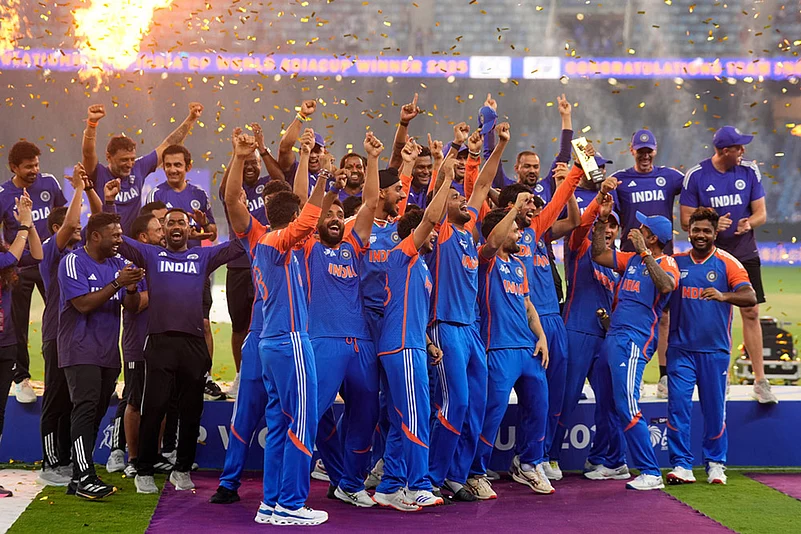 Asia Cup 2025 final India vs Pakistan match celebration_India players mimic holding up a trophy