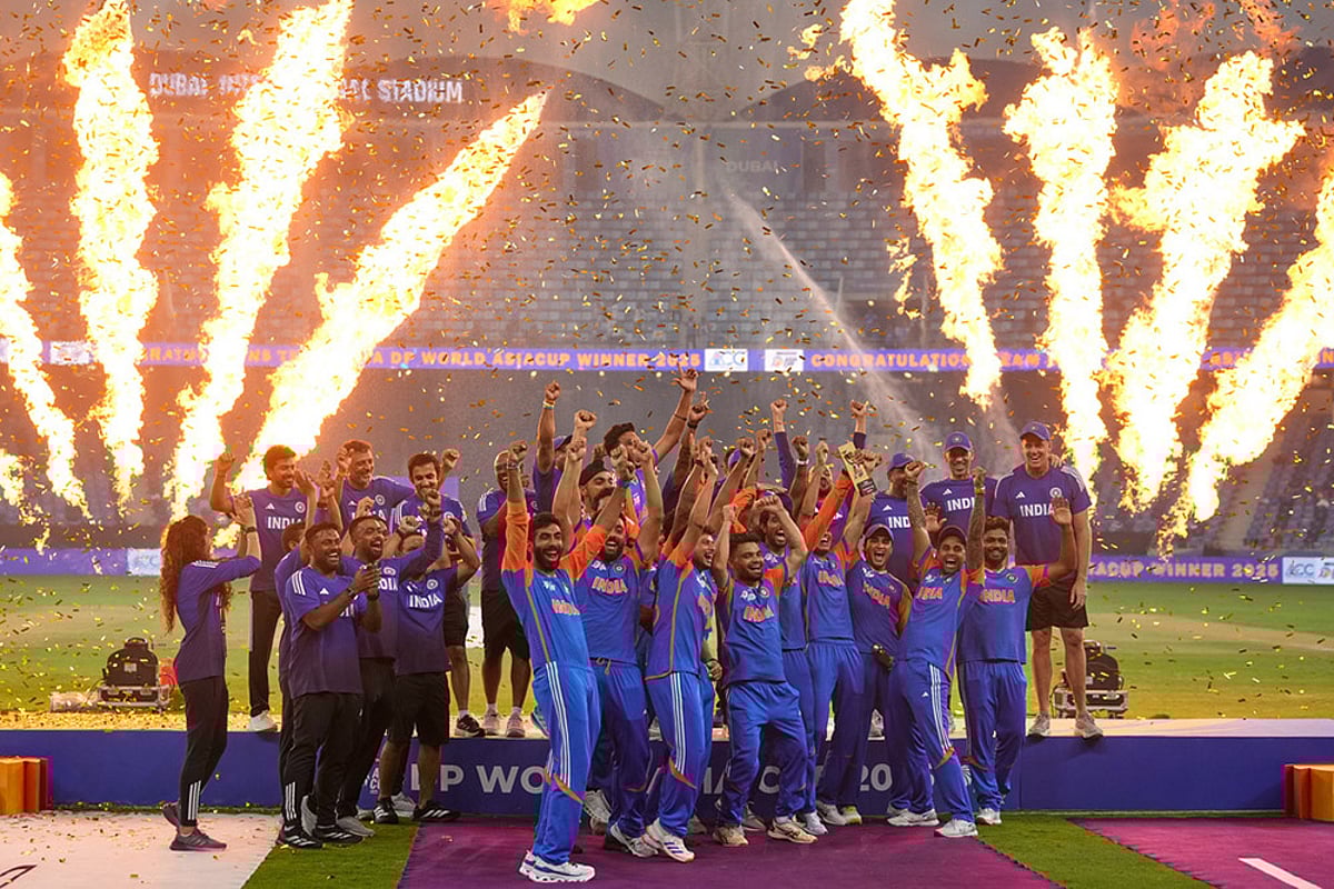 Asia Cup 2025 final India vs Pakistan match celebration_India players mimic holding up a trophy