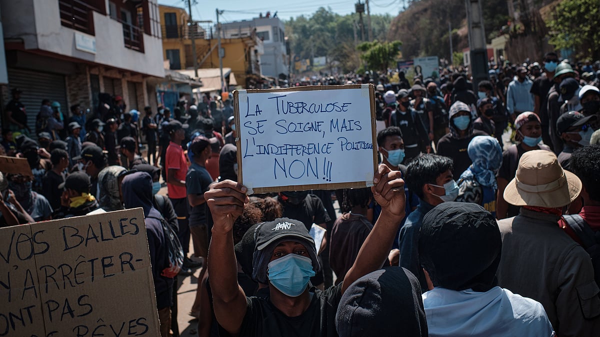 IMAGO / ZUMA Press Wire : Madagascar: A Generation Z protester holds a placard denouncing political |