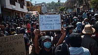 IMAGO / ZUMA Press Wire : Madagascar: A Generation Z protester holds a placard denouncing political |