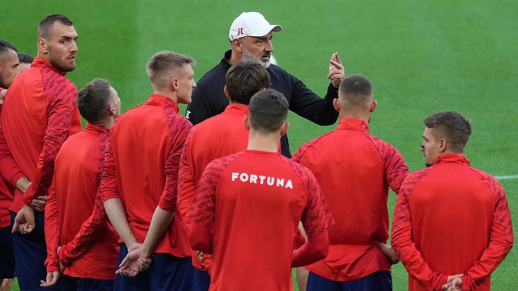 AP : Inter Milan Vs Slavia Prague Live Streaming, UEFA Champions League 2025-26: Slavia head coach Jindrich Trpisovsky talks to his players during a training session at the San Siro.