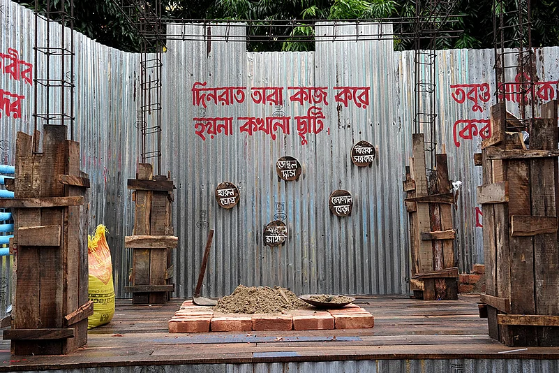 Durga puja 2025 Raipur club Ramgarh theme PORIJAYI Maigrant Labour