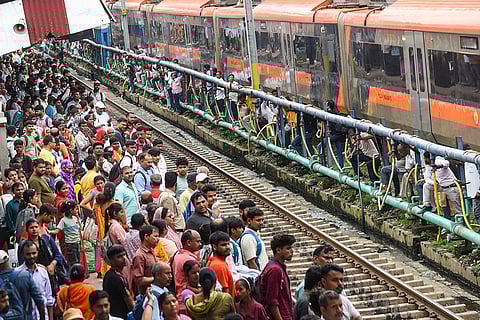 Overcrowded trains see heavy rush during Navami festival in Patna