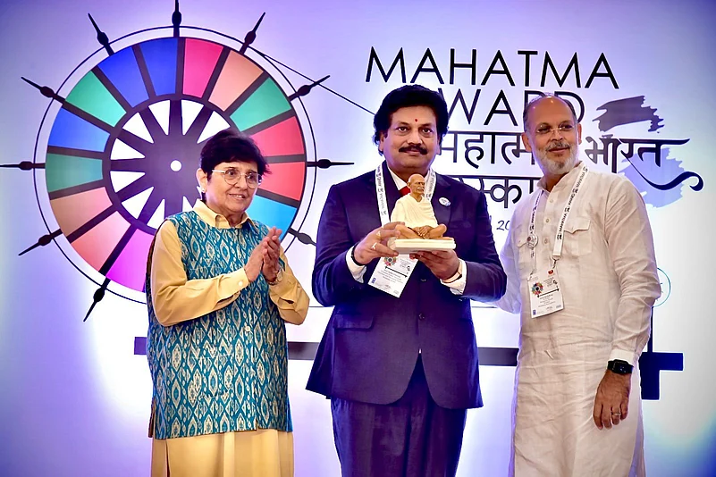 Dr. Kiran Bedi presented the award to Shri Prasanna Kumar Motupalli