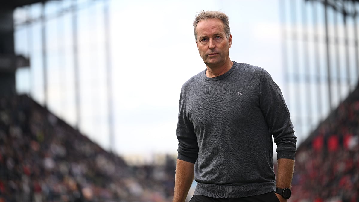 File : File photo of Kasper Hjulmand on the touchlines for Bayer Leverkusen against PSV.