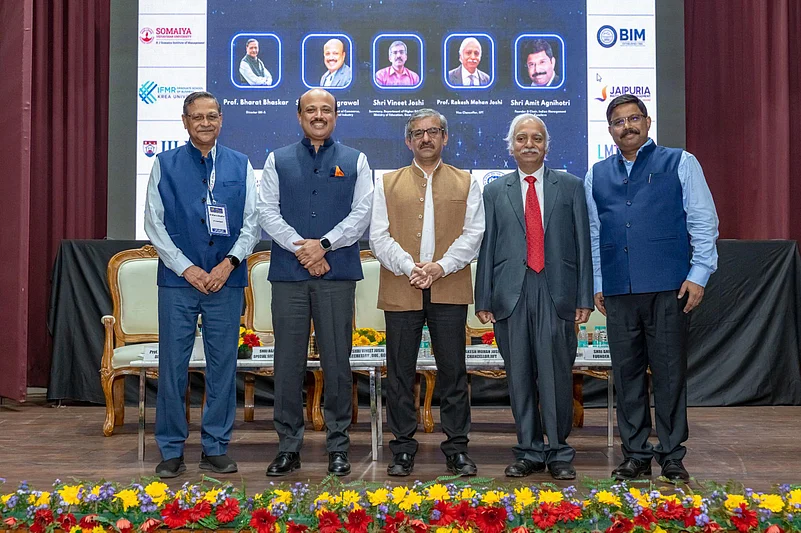 Chief Guest and other dignitaries posing for group photo at the event