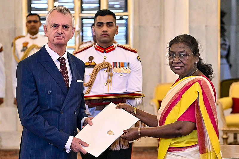 President Droupadi Murmnu accepts credentials from High Comcmissioner of Canada Christopher Cooter
