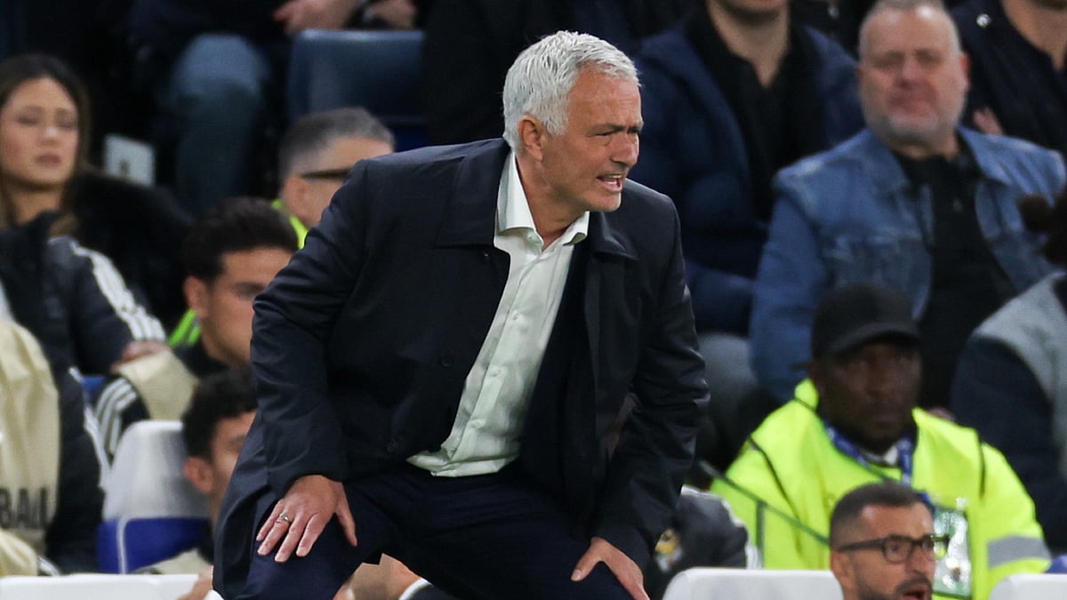 File : File photo of Jose Mourinho on the touchlines for Benfica.