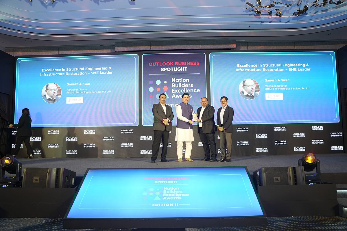 bharat : Ganesh Swar receiving Nation Builders Excellence Award on stage