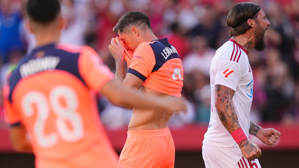 | Photo: AP/Jose Breton : Barcelona's Robert Lewandowski reacts after missing a scoring chance during the Spanish La Liga soccer match between Sevilla and Barcelona at the Ramon Sanchez Pizjuan stadium in Seville, Spain, Sunday, Oct. 5, 2025. 