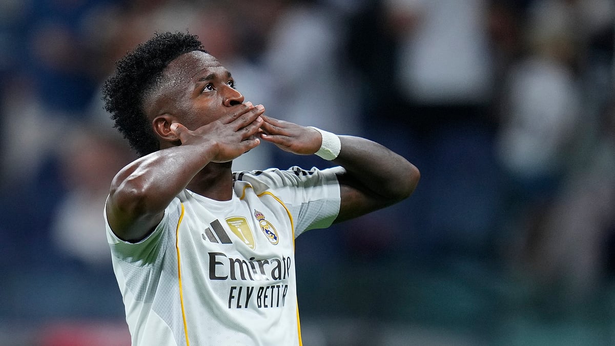 (AP Photo/Manu Fernandez) : Real Madrid's Vinicius Junior celebrates after scoring the opening goal during the Spanish La Liga soccer match between Real Madrid and Villarreal at the Santiago Bernabeu stadium in Madrid, Spain, Saturday, Oct. 4, 2025.