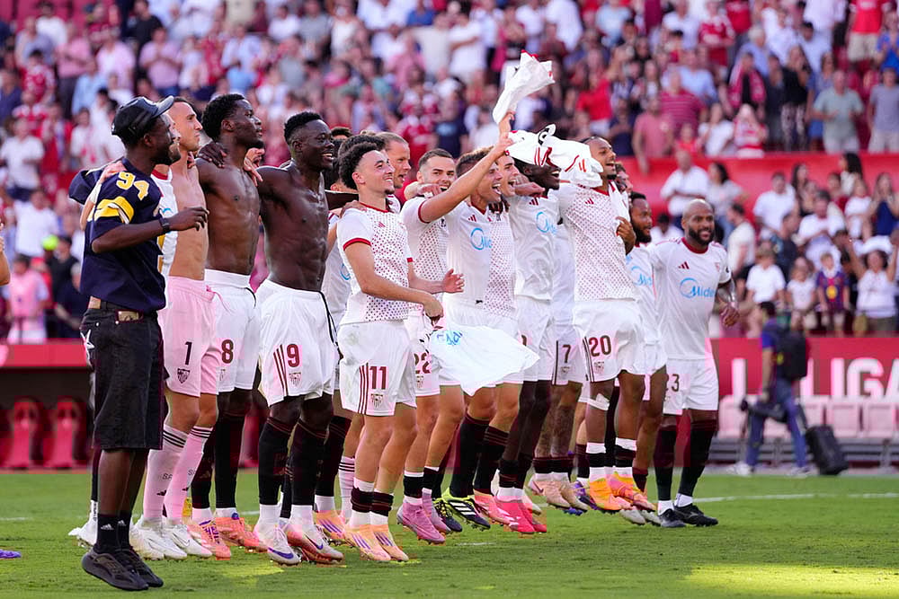 | Photo: AP/Jose Breton : La Liga 2025-26: Sevilla vs Barcelona 