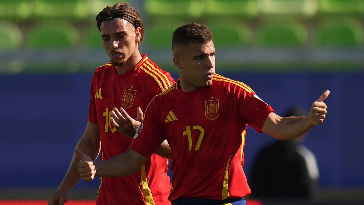 | Photo: AP/Andre Penner : Spain's Pablo Garcia celebrates scoring his side's first goal against Ukraine with teammate Iker Bravo during a FIFA U-20 World Cup round of sixteen soccer match at Elias Figueroa Brander Stadium in Valparaiso, Chile, Tuesday, Oct. 7, 2025. 