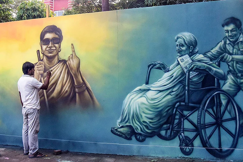 Artist paints murals in Patna