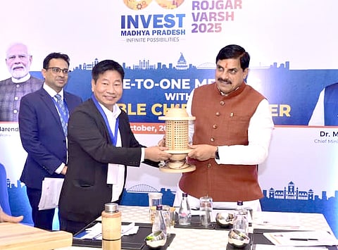 Chief Minister Dr. Mohan Yadav held one-to-one discussions with leading industrialists and investors during the Interactive Session in Guwahati (Assam)