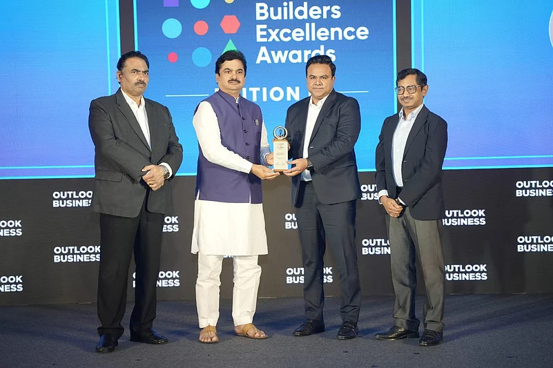 Mr. Sumitkumar Singh receiving the Outlook Business Spotlight Nation Builders Award