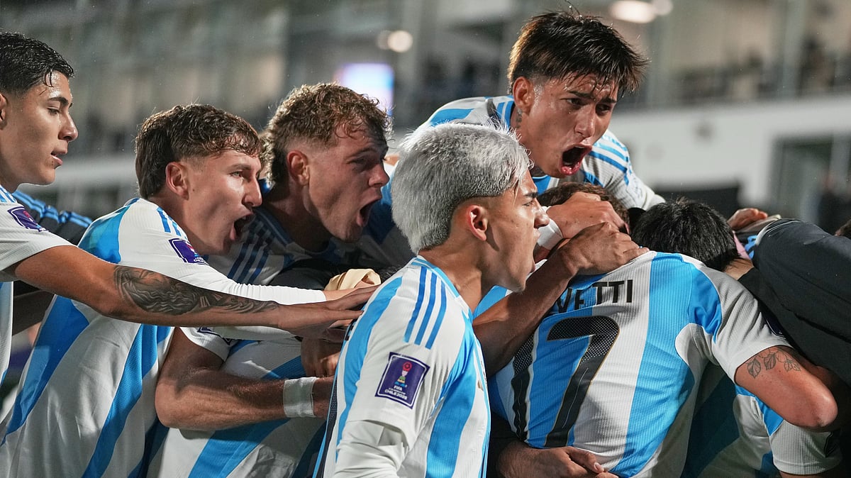 | Photo: AP/Andre Penner : Argentina's Dylan Gorosito, right, is congratulated after scoring his side's first goal against Italy during a FIFA U-20 World Cup Group D soccer match at Elias Figuero Brander in Valparaiso, Chile, Saturday, Oct. 4, 2025. 