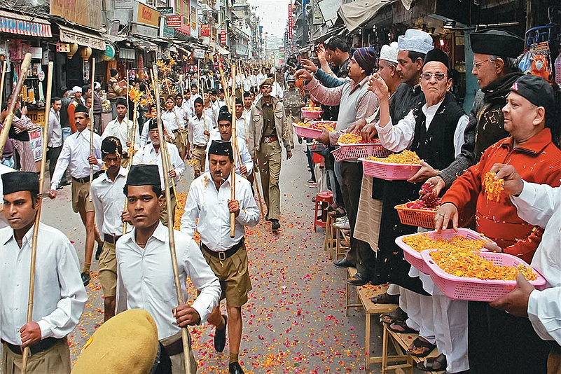 Muslims shower flowers on RSS cadres outside the shrine of Sufi Saint Khwaja Moinuddin Chisti