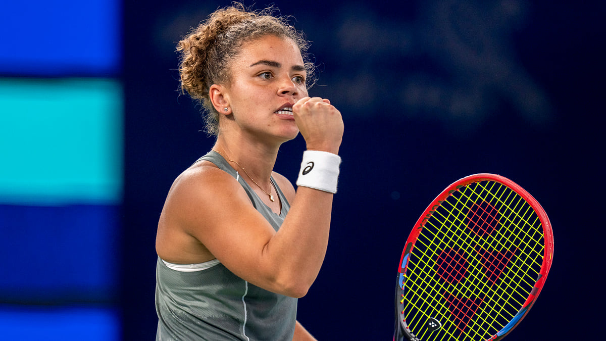 Jasmine Paolini celebrates her victory over Iga Swiatek