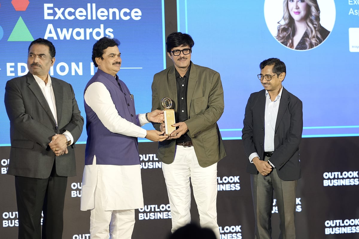 Aksha Kamboj, Executive Chairperson, Aspect Global Ventures receiving the Outlook Business Spotlight Nation Builders Excellence Award