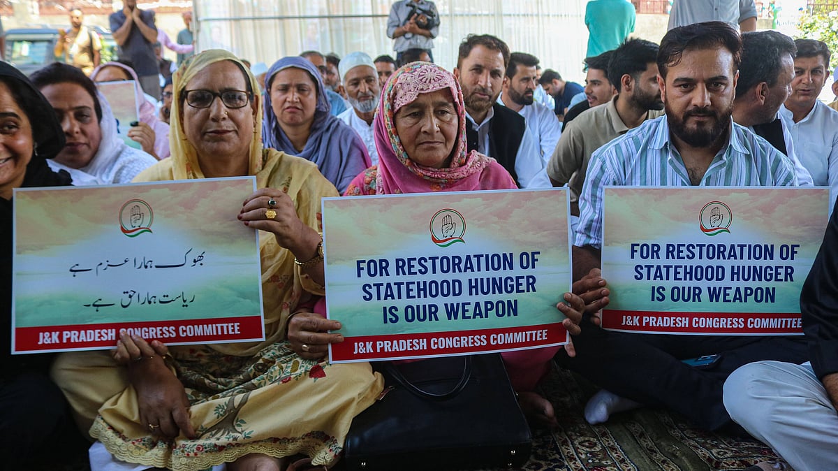 | IMAGO/ NurPhoto : Jammu And Kashmir Congress Supporters Begin Hunger Strike Demanding Full Statehood Restoration Leaders and supporters of the Jammu and Kashmir Pradesh Congress Committee (JKPCC) hold placards as they begin a hunger strike in Srinagar, Jammu and Kashmir, on August 9, 2025.